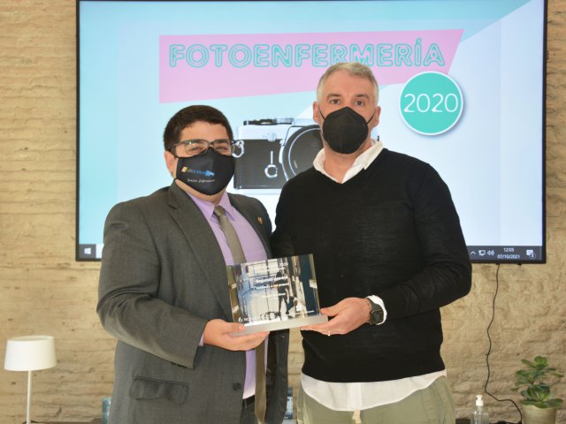 Segundo premio de FotoEnfermería 2020, categoría Instagram. Néstor Martínez recibe el premio de David Led, secretario del Colegio de Enfermería de La Rioja